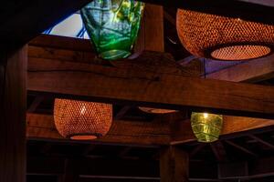 un grupo de luces en un de madera techo foto