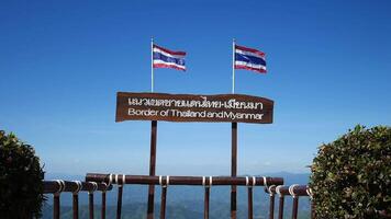 National Flagge von Thailand schwankend im das Wind im Rand im mae Sai, Thailand, Rand von Thailand und Myanmar, Berg Aussicht beim doi chang Mub Base, Chiang Rai Provinz, schön Sonnenaufgang video