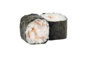 Sushi de cerca aislado en blanco antecedentes. nori algas marinas Sushi con arroz y camarón. foto