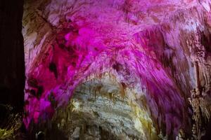 karst cueva, increíble ver de estalactitas y estalagnitas en vistoso brillante luz, hermosa natural punto de referencia en turístico lugar. foto