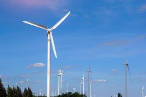 viento turbina para eléctrico es un máquina ese convierte cinético energía dentro mecánico energía ese lata ser usado tal como molienda grano, bombeo agua, o actualmente usado a Produce eléctrico energía. foto