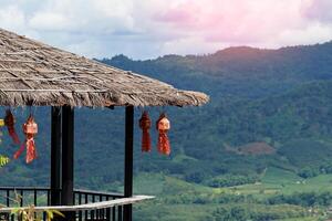 redondo tejado de paja techo, montaña ver punto de borde del camino cafetería. el tejado de paja techo es decorado con lanna linternas en del Norte tailandia suave y selectivo enfocar. foto