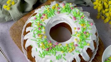 Pasqua bundt torta con Pasqua uova video