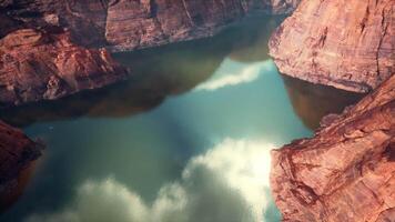 un' panoramico Visualizza di un' roccioso litorale lungo un' vasto corpo di acqua video