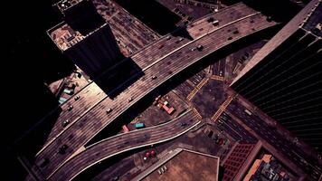 aéreo ciudad la carretera intersección, capturar el bullicioso movimiento y conectividad video