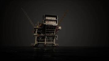 een torenhoog klok Aan een offshore olie tuigage temidden van de enorm uitgestrektheid van de oceaan video