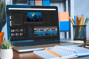 contenido creador edición vídeo montaje en película producción software, utilizando ordenador portátil a aprender para en línea clase curso. estudiante trabajando en película haciendo desarrollo, creando multimedia imágenes. foto