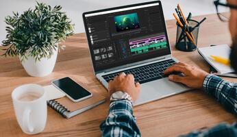 contenido creador edición vídeo montaje en película producción software, utilizando ordenador portátil a aprender para en línea clase curso. estudiante trabajando en película haciendo desarrollo, creando multimedia imágenes. foto