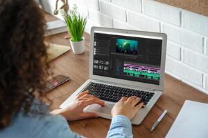 contenido creador edición vídeo montaje en película producción software, utilizando ordenador portátil a aprender para en línea clase curso. estudiante trabajando en película haciendo desarrollo, creando multimedia imágenes. foto