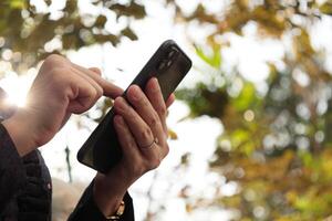 utilizando teléfono inteligente, teléfono en mano foto