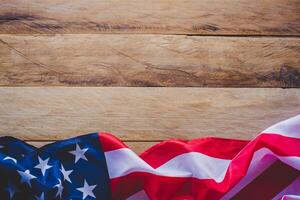 bandera de el americas laico en un de madera piso. foto