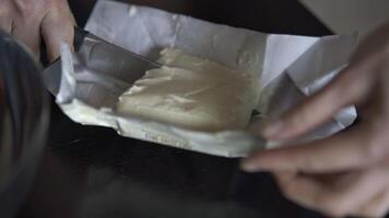 Koch Schneiden aus ein Stück von Butter zum Backen video