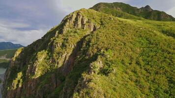 volante al di sopra di il superiore di il montagna nel estate nel nuvoloso tempo metereologico video