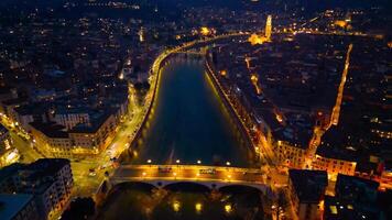 Verona a notte Visualizza a partire dal un' drone. arena di Verona aereo Visualizza. notte città a partire dal sopra. video