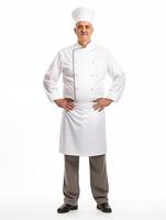 ai generado retrato de un mayor masculino cocinero en pie con manos en cadera en contra blanco antecedentes foto