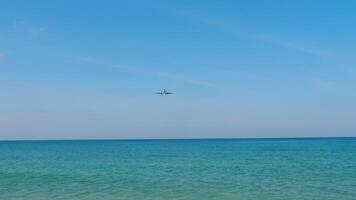 metraggio di un aereo di linea al di sopra di il azzurro mare video