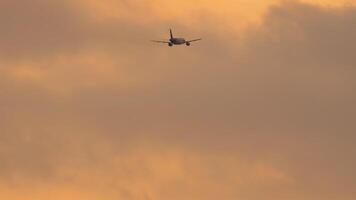 Jet Flugzeug Abfahrt beim Sonnenuntergang video