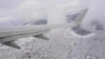 visie van de patrijspoort naar de winter landschap video