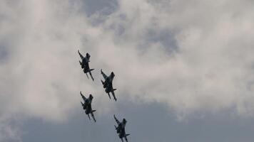 militares lutadores dentro a céu video