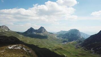 top visie van berg panorama. voorraad. zonnig dag met wolken in bergen. spannend landschap van bergen en kliffen. berg vallei met rotsachtig kliffen video