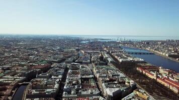 topp se av gammal stad belägen på flod. gammal stad med särskild gammal arkitektur av hus och byggnader, stående på flod. gammal stad utseende skön på solig dag video