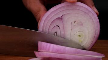 grande scalogno su un' bianca sfondo con ritaglio sentiero. genere di spezie Usato nel cucinando. fresco bulbi di cipolla su un' bianca sfondo. video