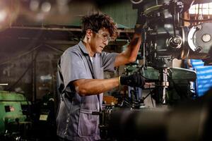 ingeniero trabajador en producción planta perforación a máquina. profesional trabajador cerca perforación máquina en fábrica. hombre inspeccionando y reparando máquina para operación en taller. foto