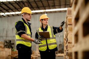 trabajadores hombre y mujer Ingenieria caminando y inspeccionando maderas madera en depósito. concepto de inteligente industria trabajador operando. madera suerte Produce madera paladar. foto