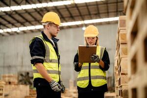 trabajadores hombre y mujer Ingenieria caminando y inspeccionando maderas madera en depósito. concepto de inteligente industria trabajador operando. madera suerte Produce madera paladar. foto