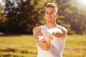 joven hombre hacer ejercicio exterior. foto