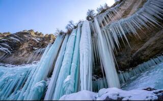 ai generado cristal cascadas, majestuoso congelado cascada en un invierno mundo maravilloso foto