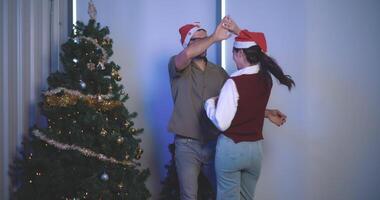 imágenes de joven Pareja en amor danzado alegremente en un decorado con navidad hogar, celebrando Navidad y nuevo año. amantes tener momento romántico y contento juntos video