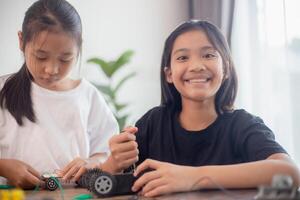 inventivo niños aprender a hogar por codificación robot carros y electrónico tablero cables en provenir. construyendo robot carros a hogar foto