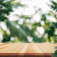 de madera mesa parte superior en naturaleza antecedentes - lata ser usado para montaje o gratis monitor de tu productos foto