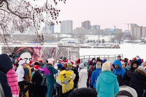 carrera en enero 1 en nuevo años disfraces corriendo club Novosibirsk 01.01.2024 corriendo personas en invierno. foto