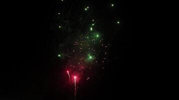 fuochi d'artificio mostrare. 4k ciclo continuo di vero colorato fuochi d'artificio Festival nel il cielo Schermo a notte durante nazionale vacanza, nuovo anno festa o celebrazione evento. video