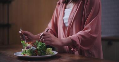 imágenes cerca arriba de joven asiático mujer participación un vegetal ensalada y tomando selfie con teléfono inteligente en cocina a hogar, saludable comida y bienestar concepto video