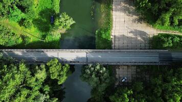 aéreo descendente Visão do ponte sobre latoria rio e floresta dentro Eslováquia video