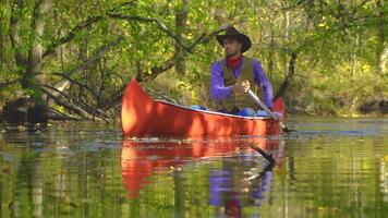 vaquero en un canoa flotadores en el río en el bosque. histórico reconstrucción de vida en el salvaje Oeste de America foto