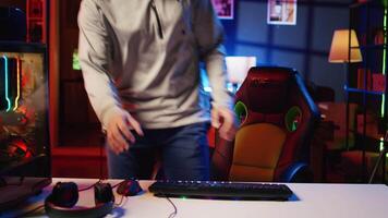 professionista gamer giocando intenso gioco, insegnamento pubblico professionale esports Giocatori abilità. uomo nel gioco sedia parlando con pubblico, le riprese lezione nel Come per la sconfitta nemici video