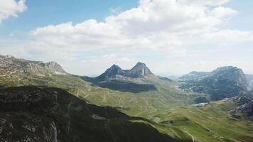 top visie van berg panorama. voorraad. zonnig dag met wolken in bergen. spannend landschap van bergen en kliffen. berg vallei met rotsachtig kliffen video