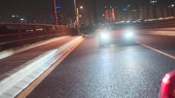 dubai, Emirati Arabi Uniti - 1 14 2023 gli sport premio giallo auto su un' notte strada nel dubai video