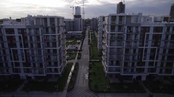 ein Drohne fliegt Über neu gebaut Hochhaus Gebäude video