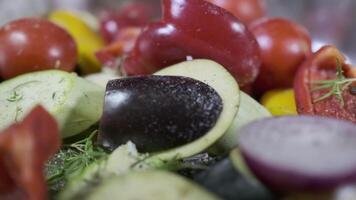 le chef arrose Romarin feuilles sur le des légumes Couper dans pièces video