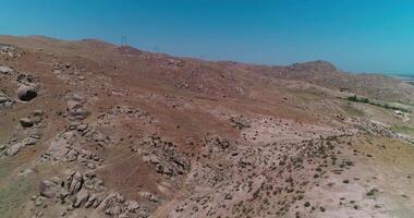 el zumbido moscas terminado el sierras, incluso un pequeño pueblo en el costas de un montaña lago video