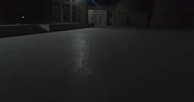 ein Drohne entfernt ein Kopfsteinpflaster Fußboden im Vorderseite von ein uralt Komplex Bolo Hauz Moschee Medresse. video