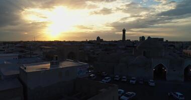 Buchara, Usbekistan - - 4 11 2022. das Drohne fliegt Über das uralt Turm von das Komplex kalyan Minarett mit Gruppen von Touristen. bestellen auf das Hintergrund Über alt Buchara, Usbekistan. video