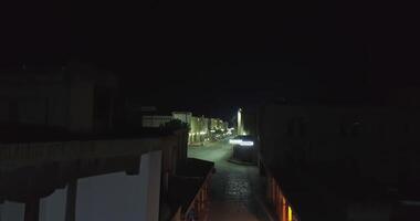 uma zangão vôo entre colunas dentro a antigo noite cidade. velho bucara, uzbequistão. video
