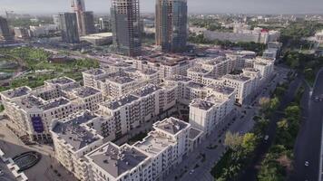 tashkent, uzbequistão - 8 4 2022. uma zangão moscas sobre recentemente construído arranha-céus edifícios video