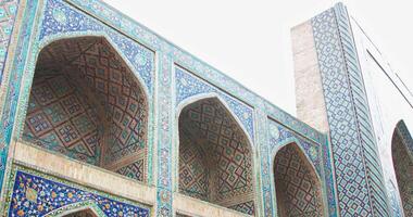 Bukhara, Uzbekistan - 4 11 2022. The arches and main entrance of the ancient complex Lyab-i Hauz. video